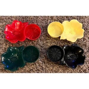 4 VINTAGE‎ PLASTIC Mid-Century Floral Snack & Drink Holders Bright Colors 6.5"